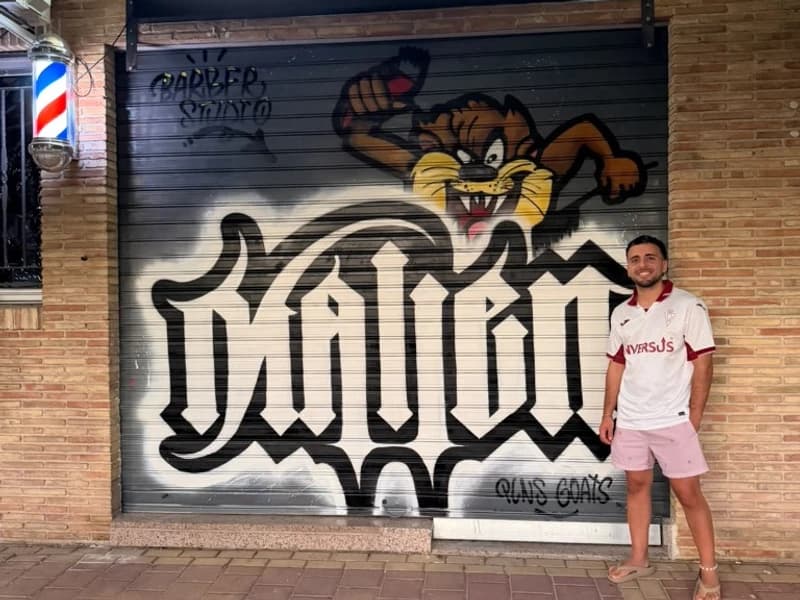 Mallén Barber Studio - Fachada con graffiti y Álvaro Mallén
